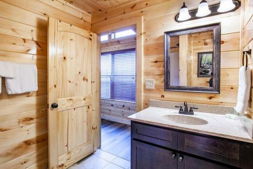Swimming Bears Lodge Two Cabins With Pools And Hottubs