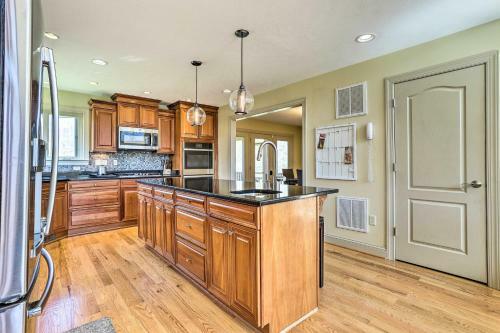 Pet-friendly Bentonville Cabin With Mtn Views!