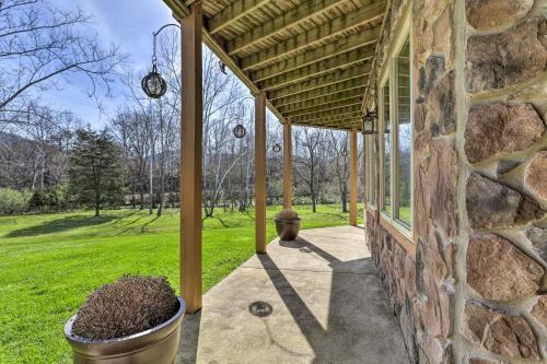 Pet-friendly Bentonville Cabin With Mtn Views!