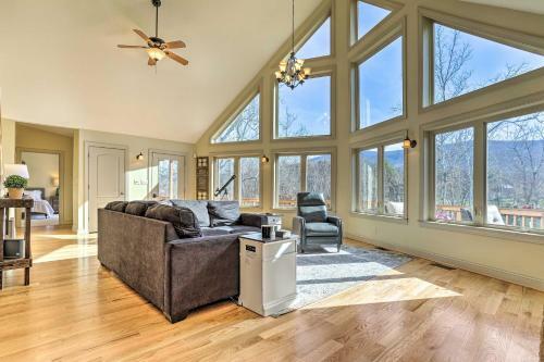 Pet-friendly Bentonville Cabin With Mtn Views!