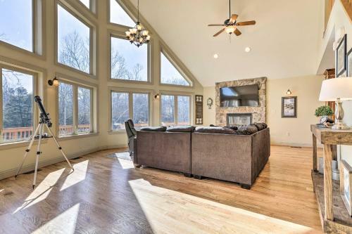 Pet-friendly Bentonville Cabin With Mtn Views!