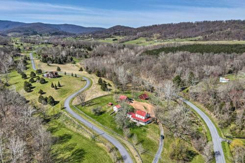 Pet-friendly Bentonville Cabin With Mtn Views!