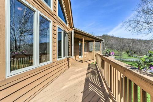 Pet-friendly Bentonville Cabin With Mtn Views!