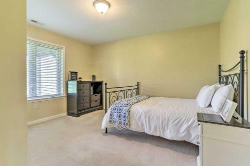 Pet-friendly Bentonville Cabin With Mtn Views!