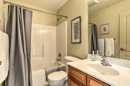 Pet-friendly Bentonville Cabin With Mtn Views!