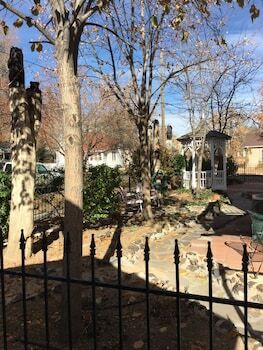 Bed & Breakfast Spurs N Lace Inn