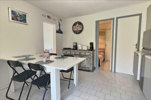 Jolie Maison Avec Jardin Et Piscine Commune