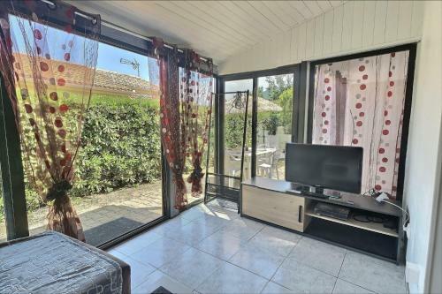 Jolie Maison Avec Jardin Et Piscine Commune