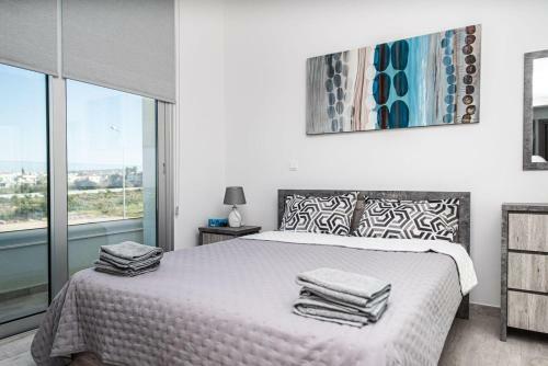 Brand New 3-br Villa/pool,2'on Foot-trinity Beach!