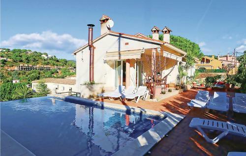 Four-bedroom Holiday Home In Calonge