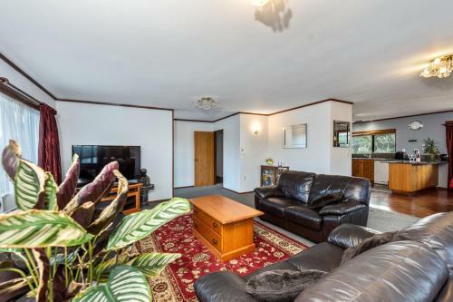Courtside Quarters - Waihi Beach Holiday Home