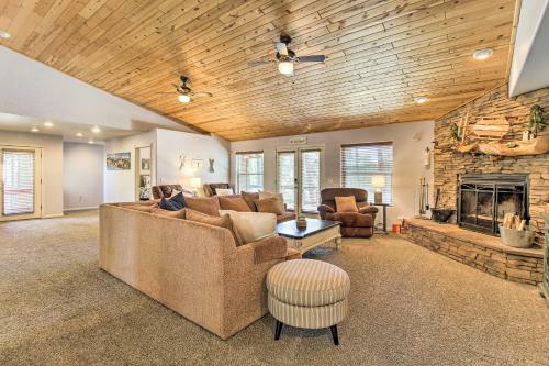 Modern Show Low Cabin Retreat With Deck And Grill