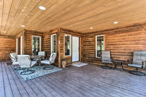 Modern Show Low Cabin Retreat With Deck And Grill
