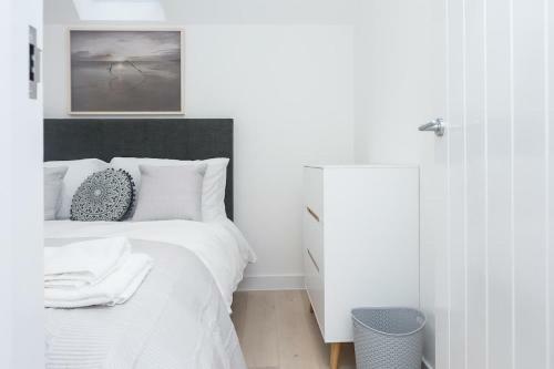 The Chapel 1 - Stylish 2 Bed 2 Bath Modern Home