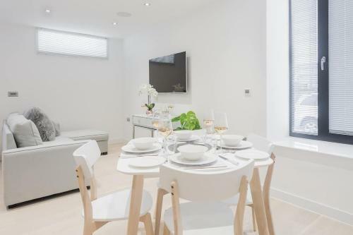 The Chapel 1 - Stylish 2 Bed 2 Bath Modern Home