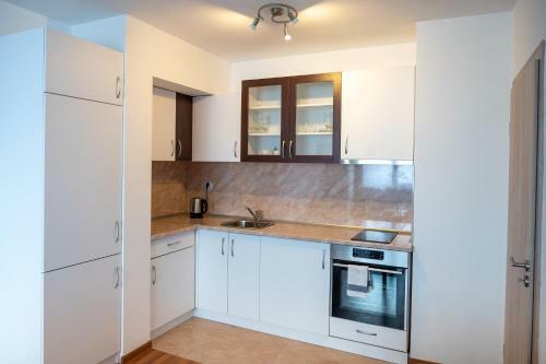 Sunny 1bdr Apartment Near Center - Free Parking