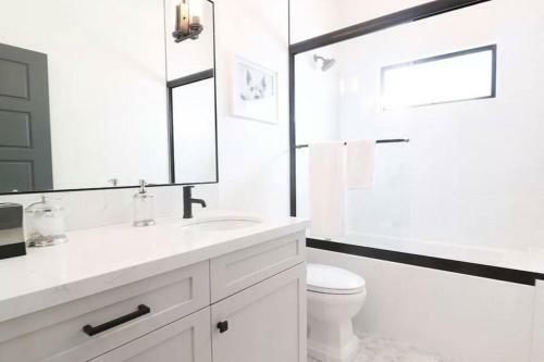 Centrally Located La Designer Home W 360 Roof Deck