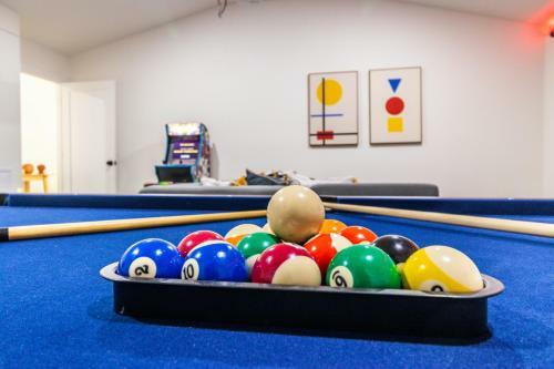 Utopic Villa Sunset Pool + Game Room Perfect For Large Groups