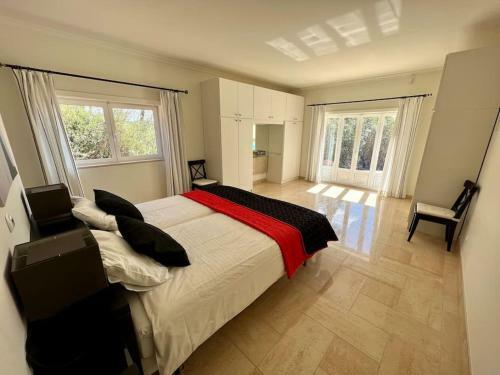 Luxurious And Spacious Villa With A Big Pool