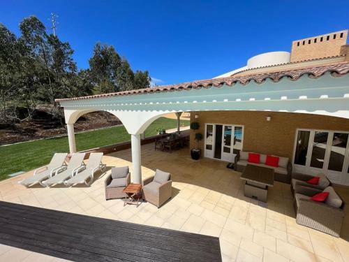 Luxurious And Spacious Villa With A Big Pool