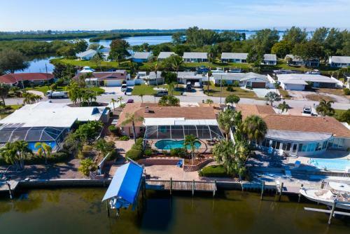 Private Pool Home Located Off Sarasota Bay Boat Dock Access Home