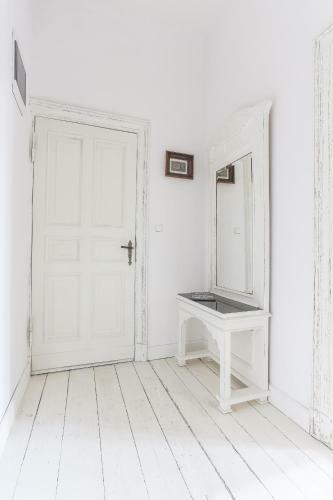 White Provance Apartment