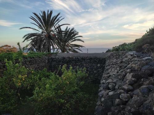 Antique Rural Dammuso With Pool And Sea View