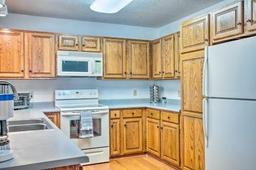 Spacious Home With Hot Tub, Sunroom And Views!