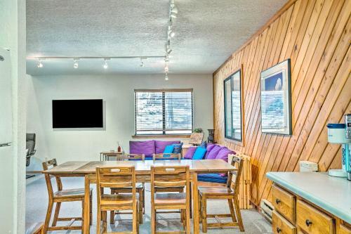 Spacious Home With Hot Tub, Sunroom And Views!