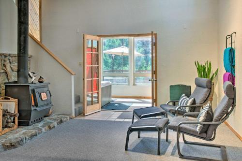 Spacious Home With Hot Tub, Sunroom And Views!