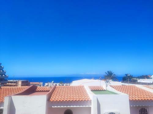 Agradable Adosado Con Terraza Y Piscina