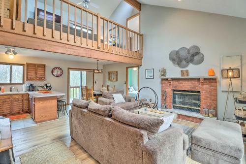 Relaxing Poconos Retreat Indoor Jacuzzi Room