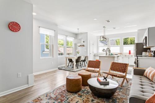 Hidden Palmetto: A Bright Home With Covered Patio!