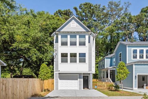 Hidden Palmetto: A Bright Home With Covered Patio!