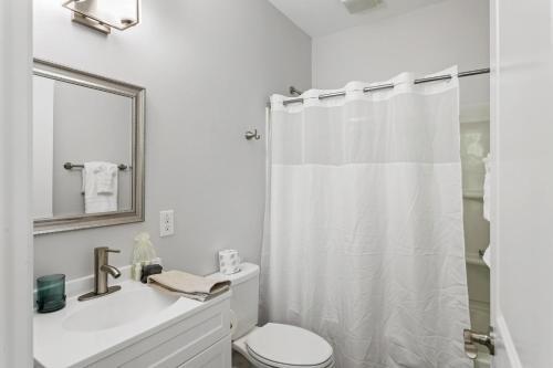 Hidden Palmetto: A Bright Home With Covered Patio!