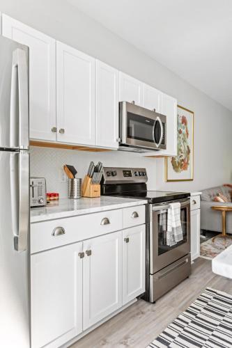 Hidden Palmetto: A Bright Home With Covered Patio!