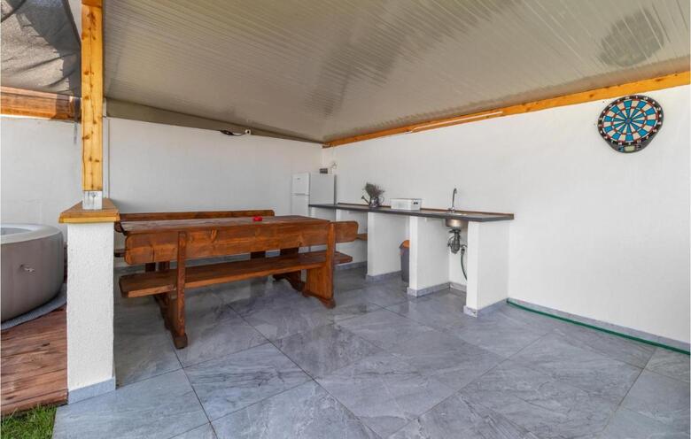 Nice Home In Bater With Jacuzzi, Wifi And 3 Bedrooms