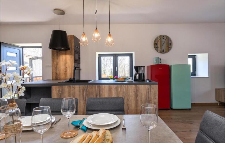 Nice Home In Bater With Jacuzzi, Wifi And 3 Bedrooms