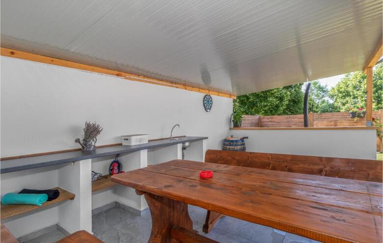 Nice Home In Bater With Jacuzzi, Wifi And 3 Bedrooms