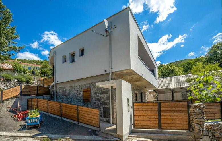 Nice Home In Bater With Jacuzzi, Wifi And 3 Bedrooms