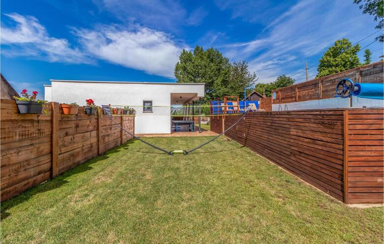 Nice Home In Bater With Jacuzzi, Wifi And 3 Bedrooms