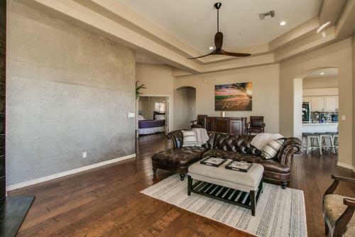 Fabulous 4-bdrm Wbreathtaking Views & Pool