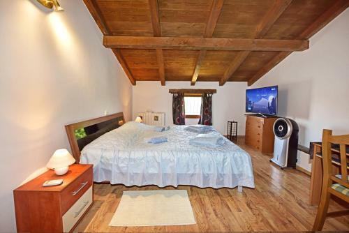 Hostal Holiday House Lena