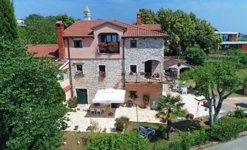 Hostal Holiday House Lena
