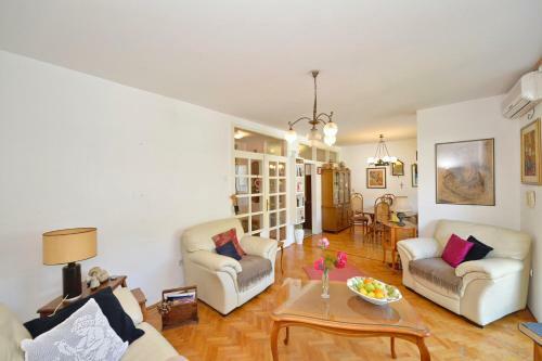 Sea View Apartment, Free Parking, Great Location