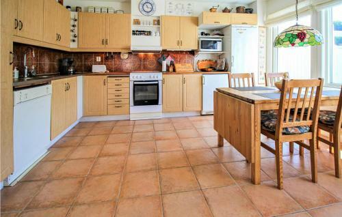 Awesome Home In B�stad With Wifi And 2 Bedrooms