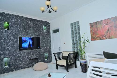 Cheerful 3-bedroom Home In A Family Setting