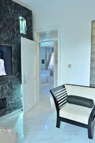 Cheerful 3-bedroom Home In A Family Setting