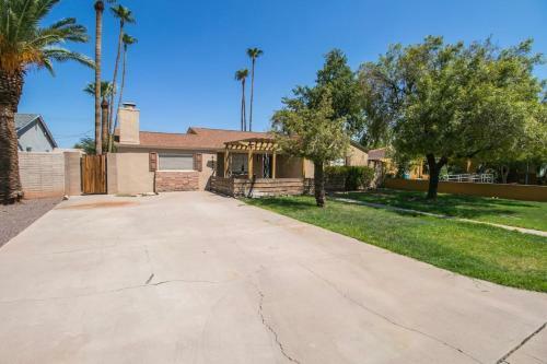 Mid-century Melrose 3bdrm Vintage Vibe With Pool