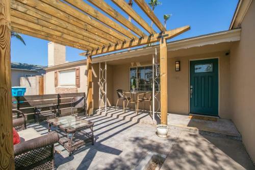 Mid-century Melrose 3bdrm Vintage Vibe With Pool
